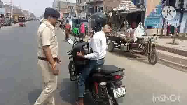 सूरजगढ़ा पुलिस के द्वारा वाहन जांच के दौरान कई दो पहिया वाहन चालकों से चालान के रूप में 5000 की वसूली की गई।