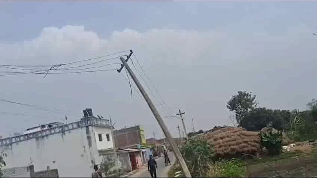 झुका हुआ बिजली पोल दे रहे हैं खतरे का आमंत्रण; विभाग है बेखबर