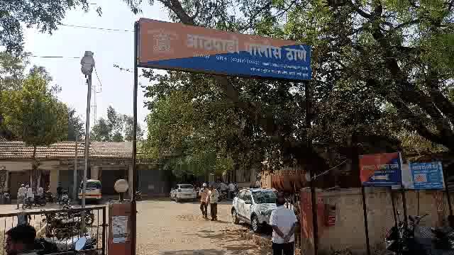 निंबवडे येथील ज्येष्ठ महिला नागरिकास मारहाण तीन जणांच्या विरोधात गुन्हा दाखल