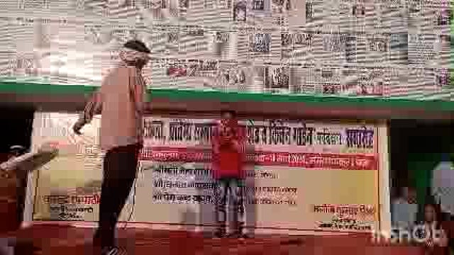 भीखमपुरवा प्राथमिक विद्यालय में मतदाता जागरूकता पर नाटक का मंचन करते विद्यालय के छात्र