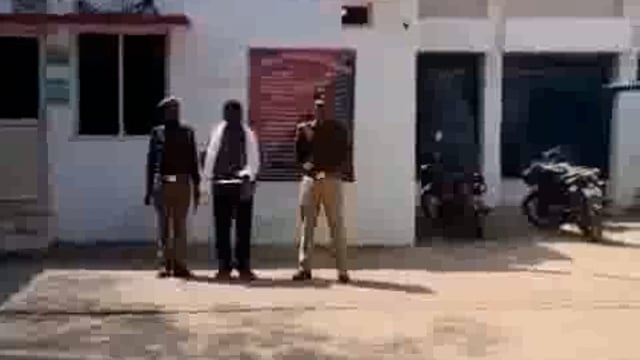 निगोही पुलिस ने अभियुक्त को अवैध देशी तमंचे के साथ किया गिरफ्तार