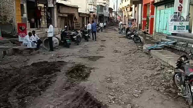 आटपाडी बांधकाम विभागाचे गचाळ इंजिनिअरिंग बाजारपेठेची लावली वाट 