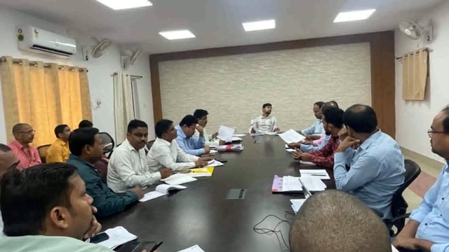 मतदान केंद्रों पर बुनियादी सुविधा उपलब्ध कराने को लेकर जिलाधिकारी ने अन्य पदाधिकारियों के साथ कि बैठक 