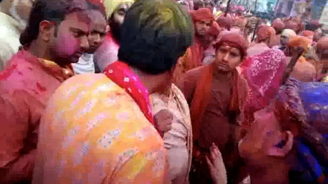 प्रशासनिक अधिकारी को बरसाने में होली न खेलने देने पर फूटा गुस्सा दी गाली गलौज