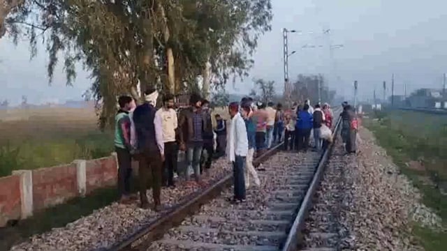 थाना फरह क्षेत्र के हनुमान मंदिर के पास रेलवे ट्रैक पर मिल  युवक का शव परिवारी जनों ने हत्या की आशंका जताई