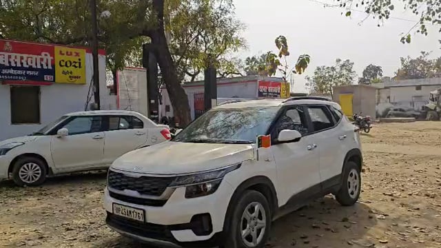 अंबेडकरनगर!
आदर्श चुनाव आचार संहिता का पालन कराने में भी लापरवाही कर रहे हैं बसखारी थानाध्यक्ष संत प्रसाद सिंह??
अड़तालीस घंटों के बाद भी थाने के सामने चार पहिया वाहनों पर झंडा लगाकर गाडियां खड़ी हुई है