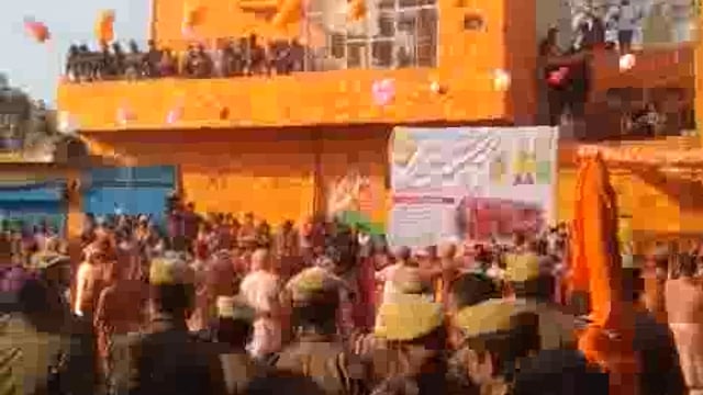 नंदगांव में कुछ ही देर में नंद चौक पर शुरू होगी लटठामार होली।