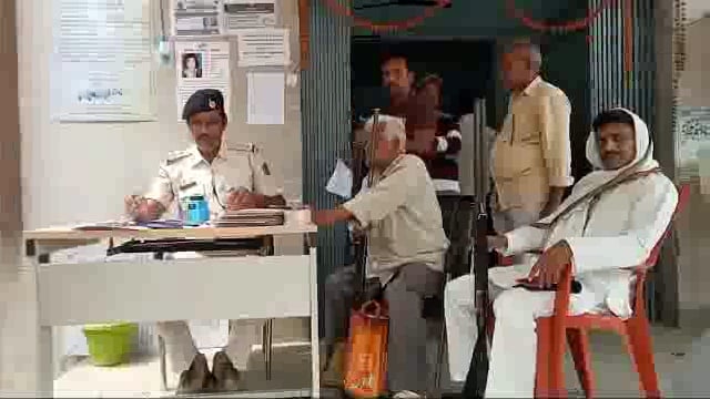 लोकसभा चुनाव को लेकर अमरपुर थाना में शस्त्रों का सत्यापन कार्य हुआ शुरू