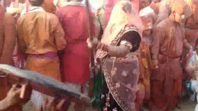 बरसाने के बाद नंदगांव में हुई लठामार होली में नंदगांव की हुरियारिनों ने बरसाने के हुरियारों पर बरसाईं प्रेम पगी लाठियां।