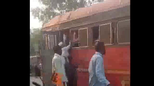 देगलूर रोडवर एसटी बसचा धक्कादायक प्रकार समोर,प्रवाशांच्या जीवाशी खेळ