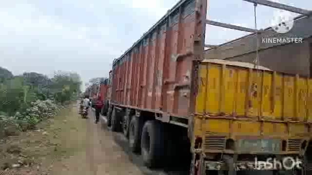 सूर्यगढ़ा -सड़क निर्माण कार्य को लेकर  एनएच 80 सूर्यगढ़ा से मेदनी चौकी लगभग 15 किलोमीटर तक लगी हुई है लंबी जाम।