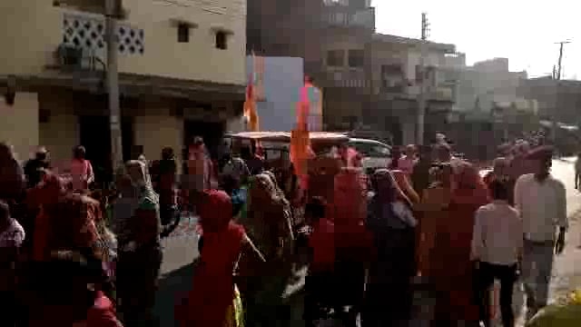 आमल की एकादशी के अवसर पर सोनई क्षेत्र में निकला डोला: रंग गुलाल से सराबोर भक्त नाचते थिरकते बढ़े आगे