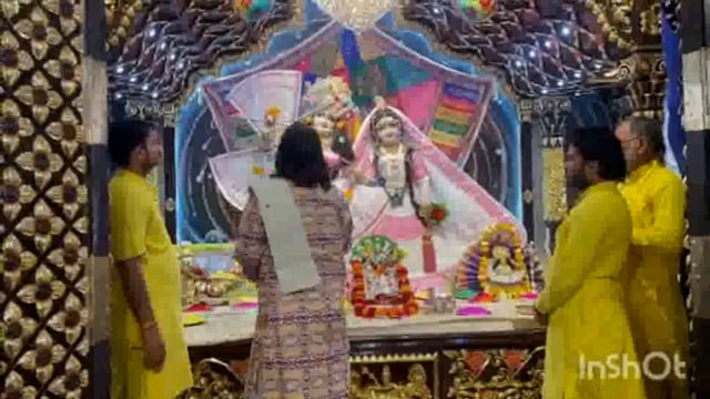 भक्तों ने एक दूसरे को गुलाल लगाकर मनाई रंग भरनी एकादशी प्रियाकांतजू  पर उड़े  पुष्प गुलाल श्रद्धालु बने गोपी ग्वाल