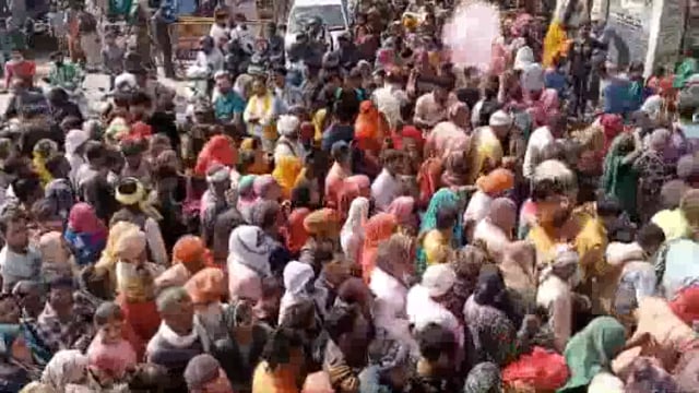 रंगभरनी एकादशी पर वृंदावन की परिक्रमा में उमड़ा भक्तों का भारी जन सैलाव । 