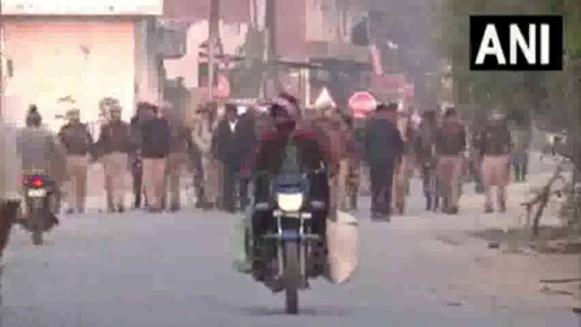 बदायूं ..
उत्तर प्रदेश में डबल मर्डर केस में पुलिस अधिकारियों और सुरक्षाकर्मियों ने आज सुबह शहर में फ्लैग मार्च निकाला।
मंडी समिति चौकी के पास बाबा कॉलोनी में कल 2 बच्चों की हत्या कर दी गई थी।