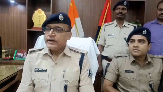 सीतामढ़ी,जिले की पुलिस ने नेपाल पुलिस के सहयोग से जिले का टॉप 10 इनामी अपराधी इंदल महतो के साथ 3 शागिर्द अपराधी गिरफ्त मे