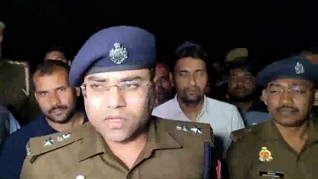 संभल में पुलिस को चकमा देकर भागने वाले बदमाश को पुलिस ने किया गिरफ्तार जानकारी देते पुलिस अधीक्षक कुलदीप सिंह गुनावत|