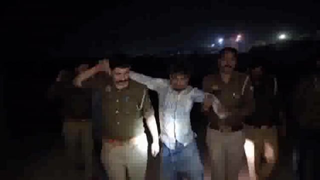 एसपी ऑफिस से चोरी करने वाले बदमाश की हुई पुलिस से मुठभेड़ घायल होने के बाद लिया हिरासत में