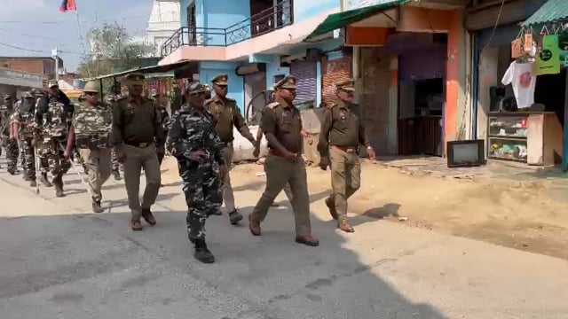 प्रतापगढ़ जिले के बाघराय थाना क्षेत्र के कमासिन बाजार में एसएसबी के साथ समस्त पुलिस बल द्वारा पैदल रूट मार्च किया गया,