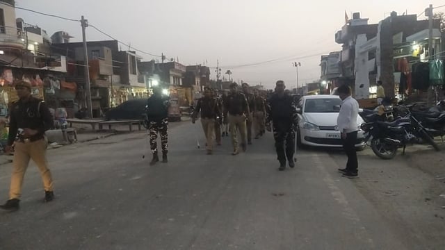 बाघराय थाना क्षेत्र के बाघराय बाजार से रोर तक सीओ सदर अमरनाथ गुप्ता व थानाध्यक्ष बाघराय की अगुवाई में हुआ फ्लैगमार्च,