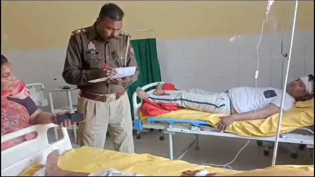 मथुरा: श्रदाध्लुओं की बस और ट्रक में हुई जोरदार टक्कर से आधा दर्जन सवारी हुईं घायल, पुलिस ने अस्पताल में कराया भर्ती।