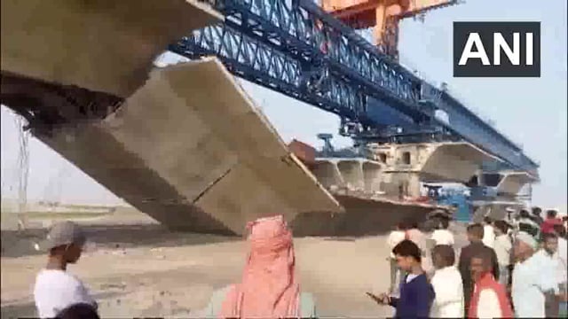 Bihar mein Supaul Jile Mein Nirman Din Pul Gira jisse 30 se Adhik majduron ke Dabe hone ki aashanka