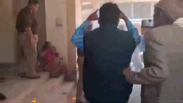 ब्रेकिंग न्यूज़ यूपी के शाहजहांपुर पुलिस स्टेशन मे पीड़ित को न्याय न मिलने पर पीड़ित ने खुद को किया आग के हवाले