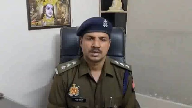 Auraiya jila mein shradhaluon Se Bhari bus paltane ke sambandh mein kshetradhikari bidhuna ki bite