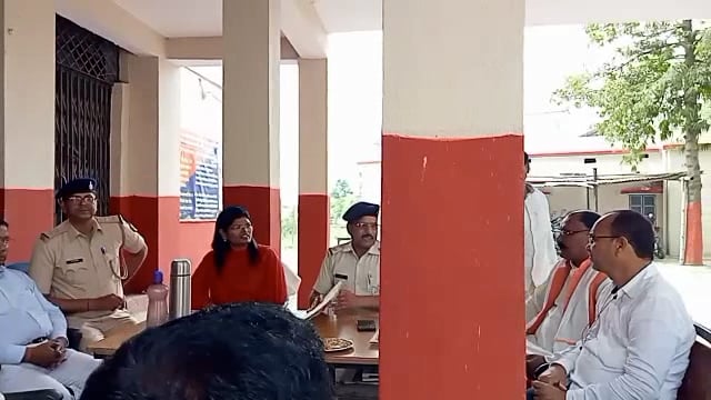 थरथरी थाना परिसर में होली त्यौहार को लेकर शांति समिति का बैठक किया गया थरथरी थाना अध्यक्ष द्वारा 