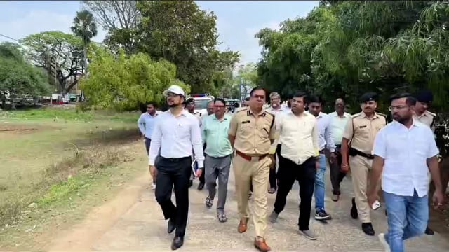 जिला पदाधिकारी ने पीबीएस काॅलेज में चल रही लोकसभा चुनाव तैयारियों का लिया जायजा