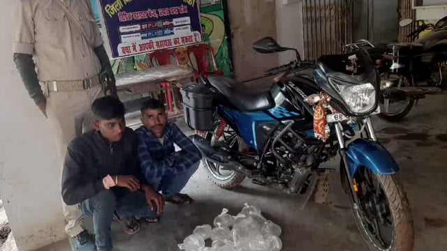 उत्पाद विभाग ने 10 लीटर देशी शराब के साथ दो व्यक्ति को किया गिरफ्तार