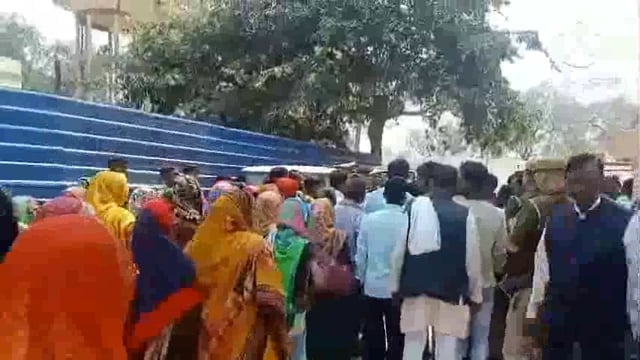 रेलवे ट्रैक पर मरणासन्न अवस्था मे मिला युवक इलाज के दौरान हुई मौत पत्नी ने हत्या लगाया आरोप SP से लगाई गुहार