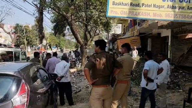 अम्बेडकरनगर-पट्टे की जमीन पर हो रहा है अवैध कब्जा,पीड़ित के मना करने पर विपक्षी द्वारा दी जा रही है गाली गलौज व धमकी
पीड़ित का पूरा परिवार काफी दिनों से लखनऊ रहता है,करोड़ों की बेस कीमती जमीन पर भूमाफियाओं की नजर
अकबरपुर कोतवाली के निकट का मामला