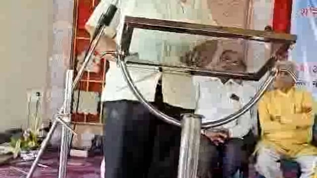 शेतकऱ्यांना मार्गदर्शन करताना माझी खासदार राजू शेट्टी