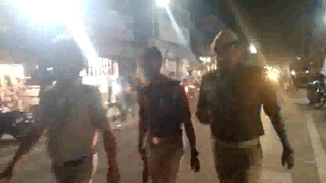 शांति व्यवस्था को लेकर निकल गया फ्लैग मार्च।

अम्बेडकर नगर जिले के आलापुर क्षेत्र में शांति व कानून व्यवस्था बनाने के लिए आलापुर थानाध्यक्ष राकेश कुमार द्वारा राम नगर में मयफोर्स सहित निकाला गया फ्लैग मार्च।