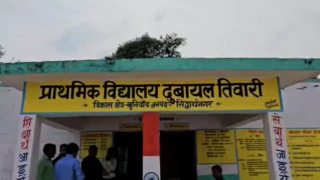 दुबयाल तिवारी में ठेकेदार ने गुणवत्ताविहीन रात के अंधेरे में कर दी छत की ढलाई,ग्रामीणों में रोस
