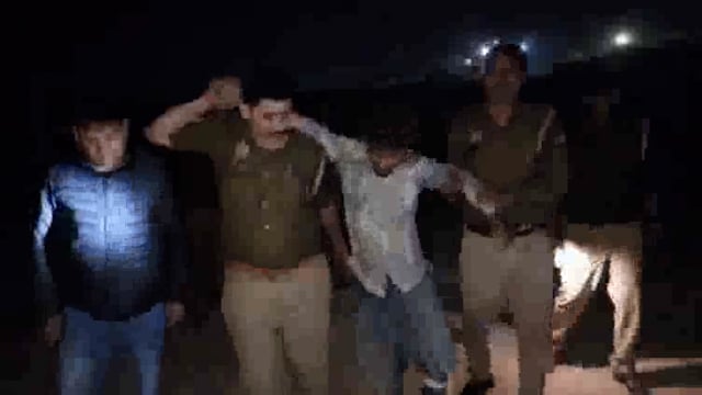 एसपी ऑफिस से चोरी करने वाले बदमाश की हुई पुलिस से मुठभेड़ घायल होने के बाद लिया हिरासत में