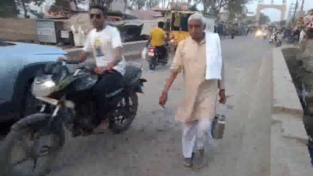 कोसीकलां रेलवे पुल की सड़क में हुए गहरे गड्ढों से आए दिन हो रहीं दुर्घटनाएं।