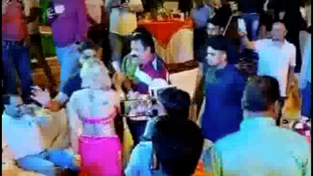 वृंदावन में नामचीन बिल्डर के होली मिलन समारोह की आड़ में चल रही पार्टी में विदेशी वार वालाओं ने किया अश्लील डांस।