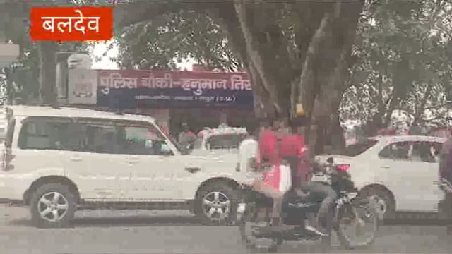 बलदेव बाइक सवार की सड़क हादसे में मौत सादाबाद के कुरसुंडा के युवक की डाक बंगले के समीप ट्राली के नीचे आने से मौके पेमौत 