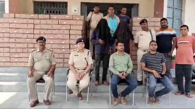 धनकुंड पुलिस ने एक छर्री लदे ट्रक से 590 कार्टून में विदेशी शराब के 28320 पीस फ्रुटी पाउच किया बरामद 