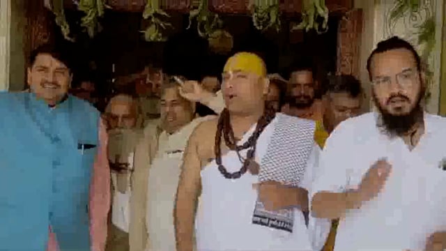 वृंदावन ओमेक्स सिटी में शराब पार्टी व बारवाला डांस के विरोध में साधु संत व विश्व हिंदू परिषद ने की बैठक