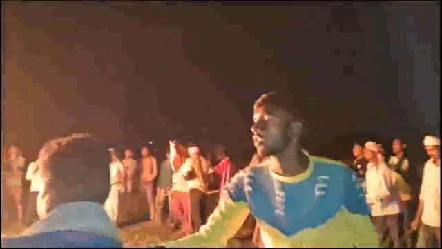 विधि विधान से होलिका दहन के साथ ही होली का चढ़ा रंग, फूहड़ गीतों पर नाच रहे युवा