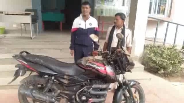 बनहारा गांव से एक बोतल अंग्रेजी शराब व बाइक के साथ एक युवक को पुलिस ने किया गिरफ्तार