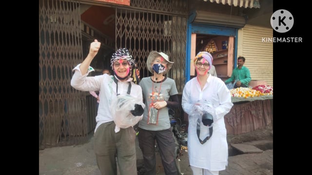 आगरा शहर में प्रोफेसर एसपी सिंह बघेल स्वास्थ्य केंद्रीय मंत्री होली का पावन अवसर मनाते हुए विदेशी पर्यटक भी हैप्पी होली 