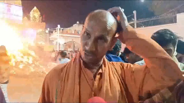धधकती आग से निकलते फालैन के पंडा को देख श्रद्धालु क्या बोले