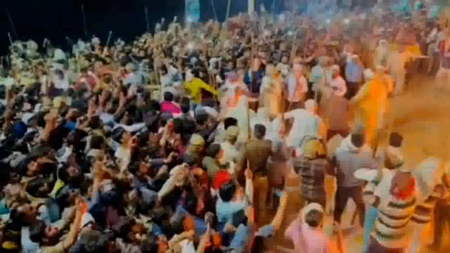 मथुरा की फालैन में धधकती होलिका के बीचों बीच से निकलते मोनू पंडा का लाइव देखें