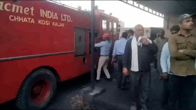 टायर फैक्ट्री में अज्ञात कारणो से लगी आग क्षेत्र में चारों तरफ फैला काला धुआ 
