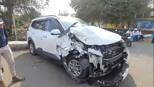 लोहारा येथे ट्रक व कारचा अपघात,सुदैवाने  कोणतीही जीवित हानी नाही