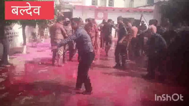 बल्देव होली सकुशल मनाने के पश्चात पुलिस विभाग ने खेली होली थाना बलदेव पर सभी पुलिसकर्मियों स्टाफ ने मनाई होली